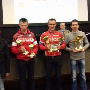 Toni-Smiljanic-sa-peharima-najbolje-ekipe-mastersa-u-Kupu-Srbije-za-2018.